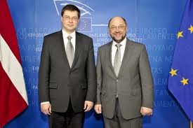 Valdis Dombrovkis entre en campagne pour la présidence de la Commission
