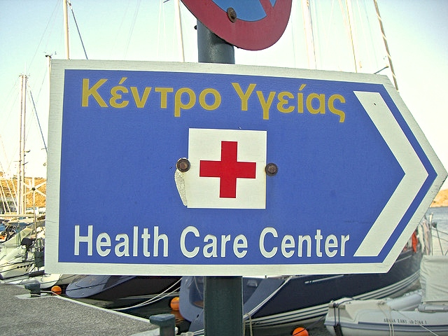 Panneau indiquant un centre de santé en Grèce. [Wendy House/Flickr]