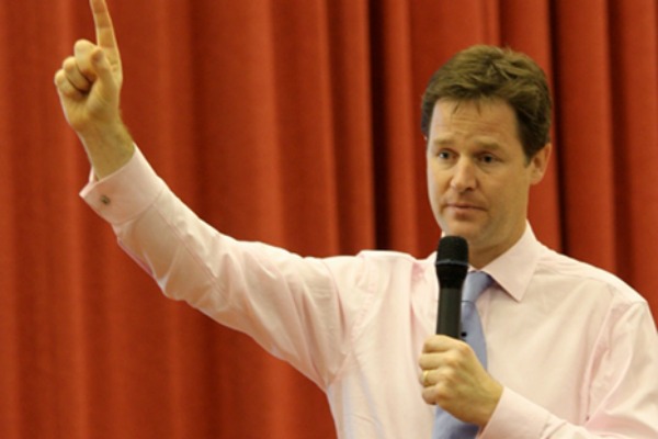 Nick Clegg ferait-il les yeux doux aux travaillistes pour les élections de 2015 ?