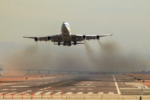 La taxe carbone pour l’aviation critiquée de toute part