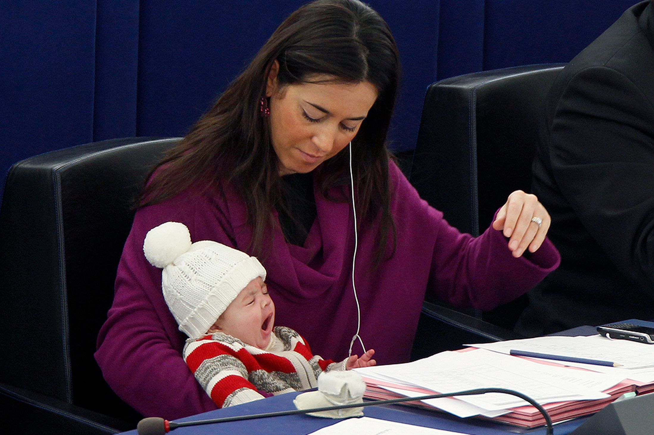 L'eurodéputée Licia Ronzulli et sa fille au Parlement européen