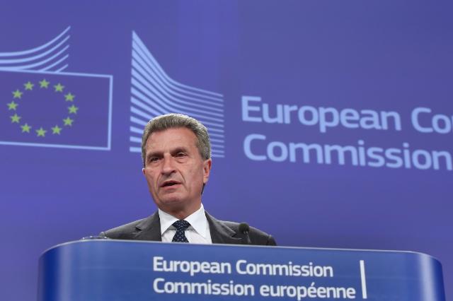 Angela Merkel soutient le commissaire allemand pour un second mandat