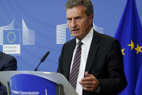Angela Merkel souhaite placer Günther Oettinger au Commerce