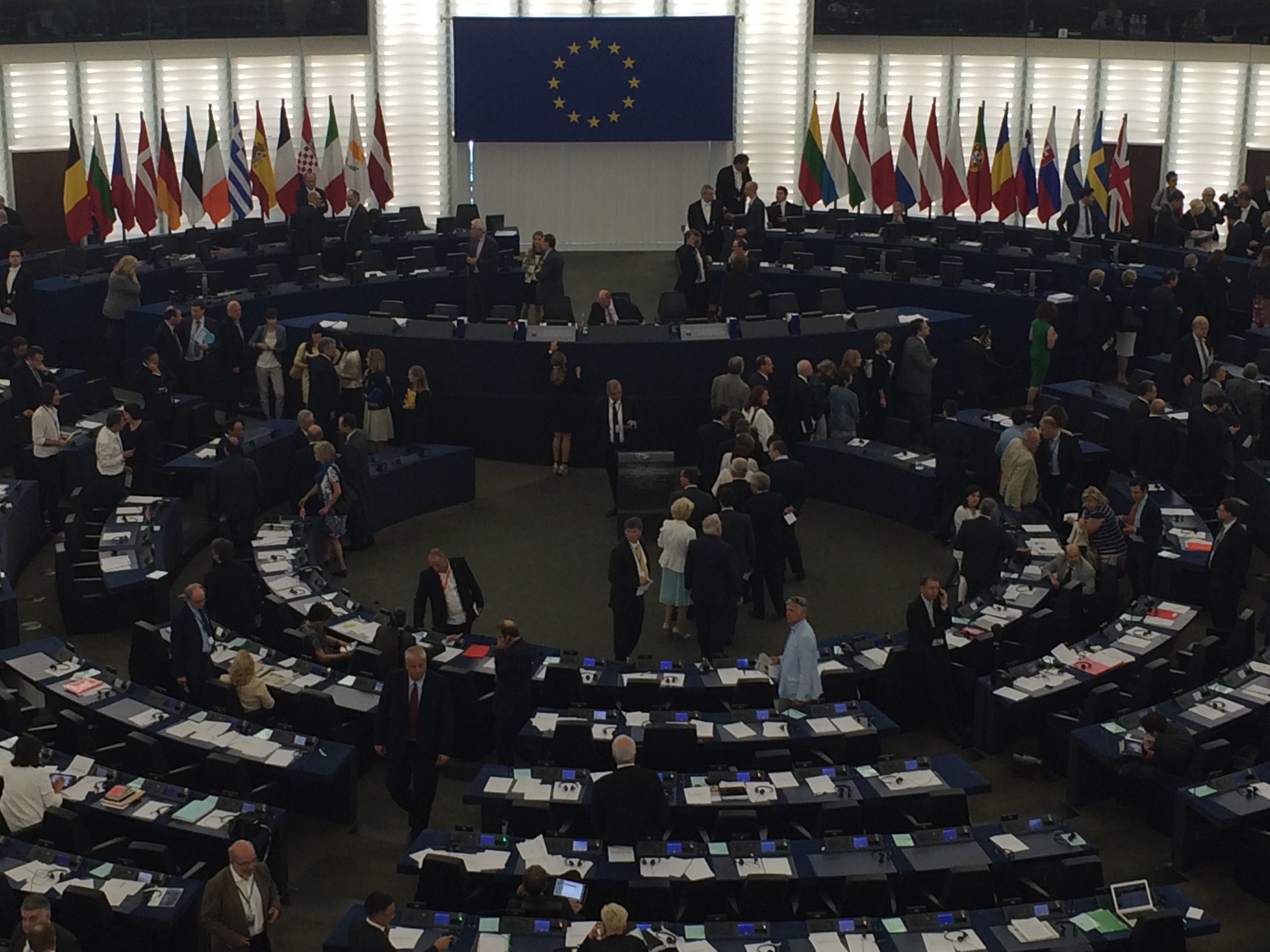 Jean-Claude Juncker se voit confirmé par le Parlement européen