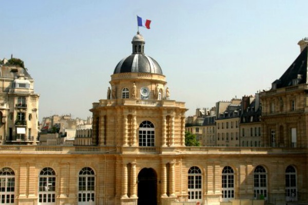 Le Front national entre au Sénat qui bascule à droite