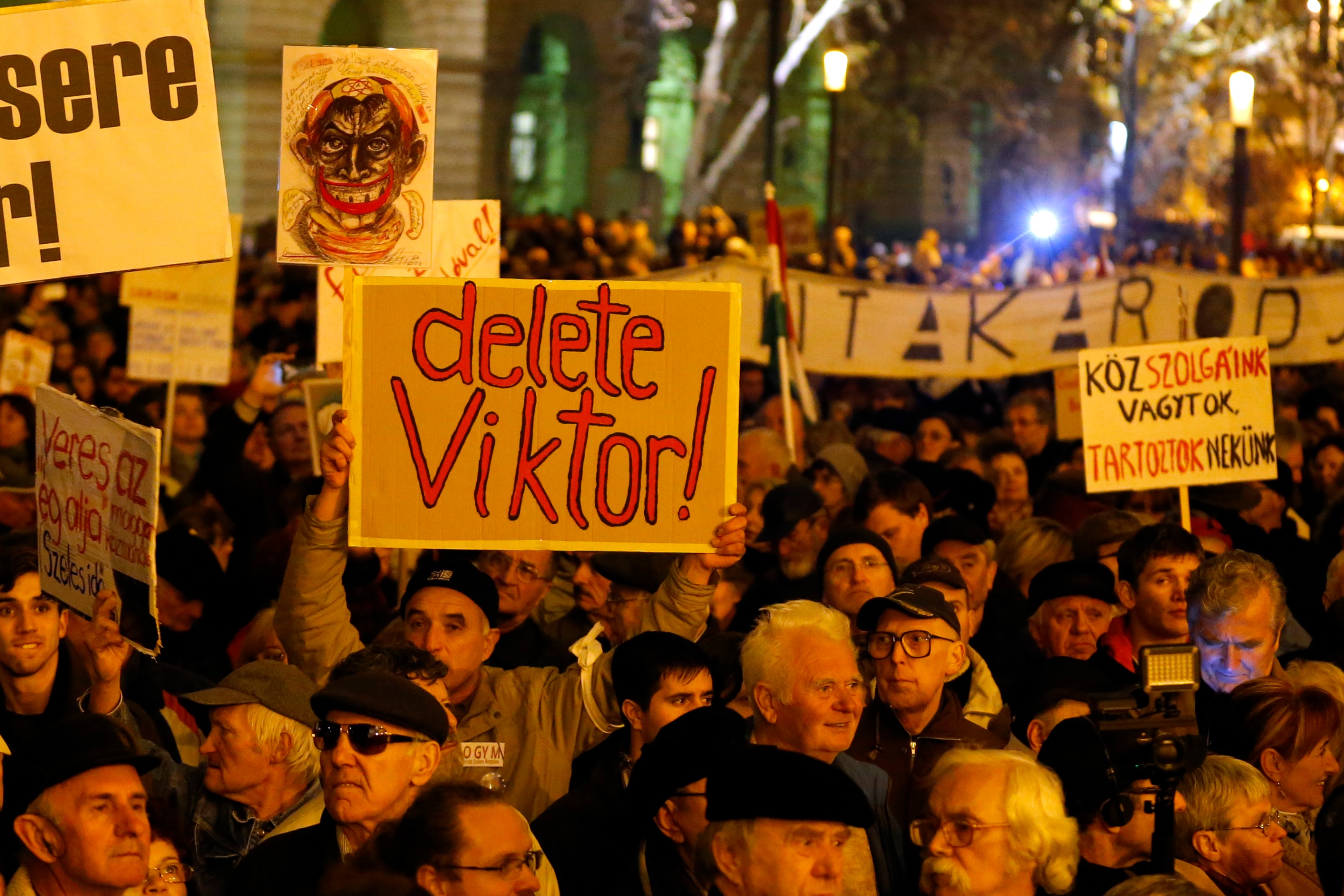 Les Hongrois dans la rue pour dénoncer la politique pro-russe de Viktor Orbán