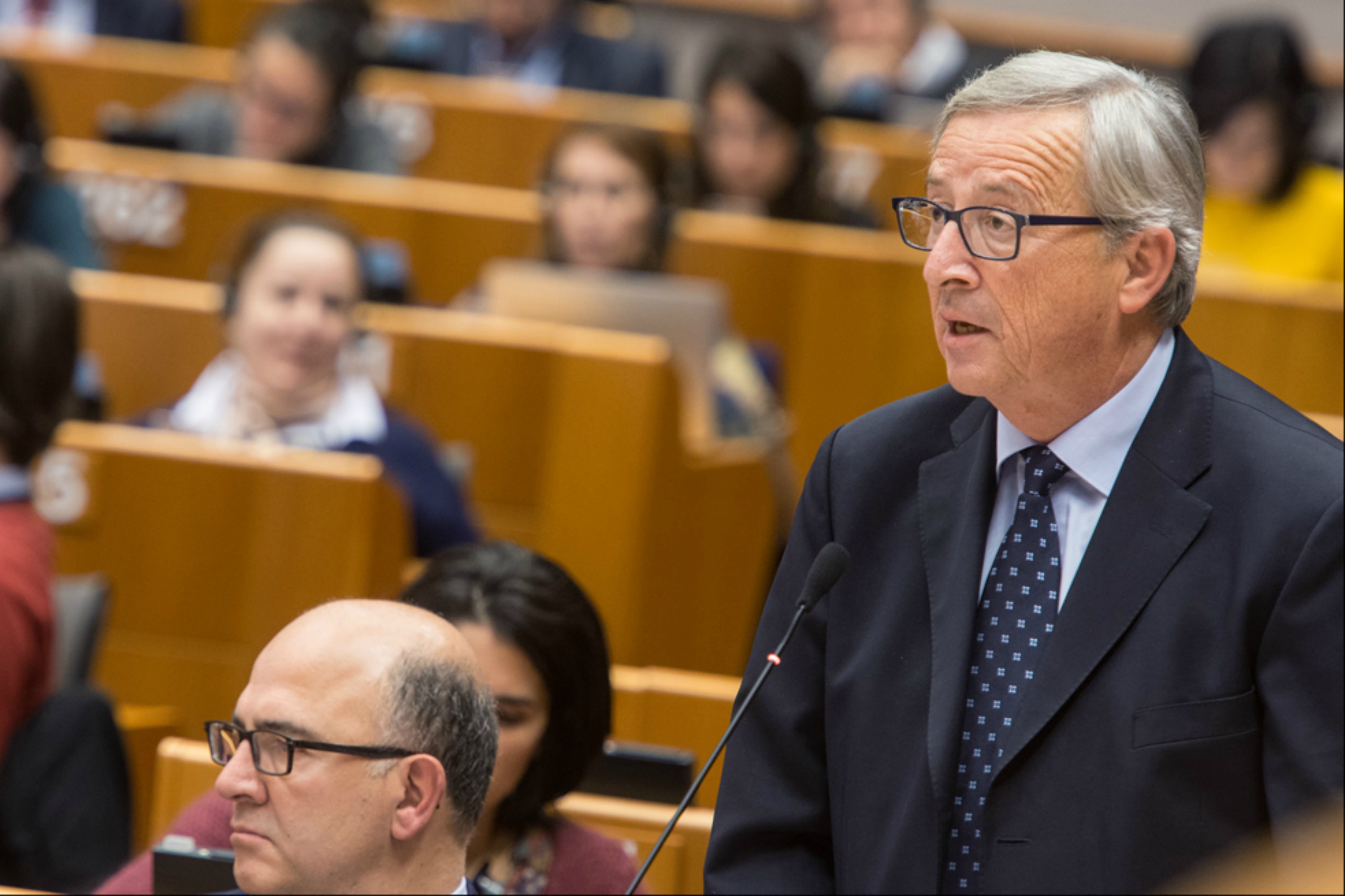 Juncker se défend devant le Parlement européen