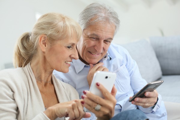 Les séniors se méfient encore des smartphones en Europe