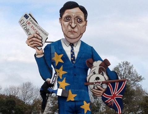 Des Britanniques brûlent une effigie de Barroso lors d'une fête locale