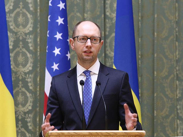 Iatseniouk se félicite de la chute du baril de pétrole, une sanction efficace contre la Russie