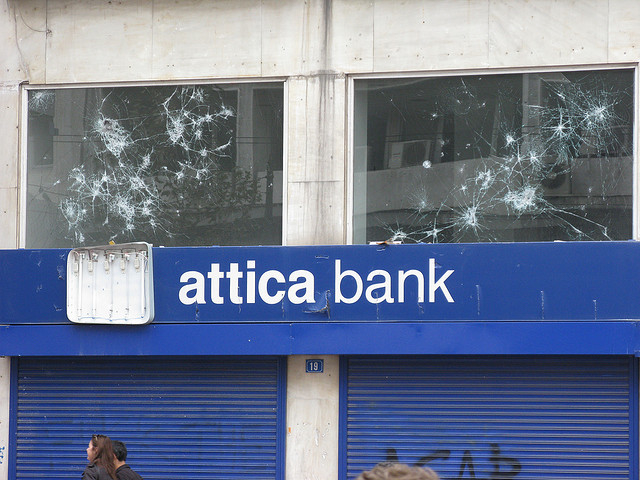 Les Grecs retirent leur argent des banques