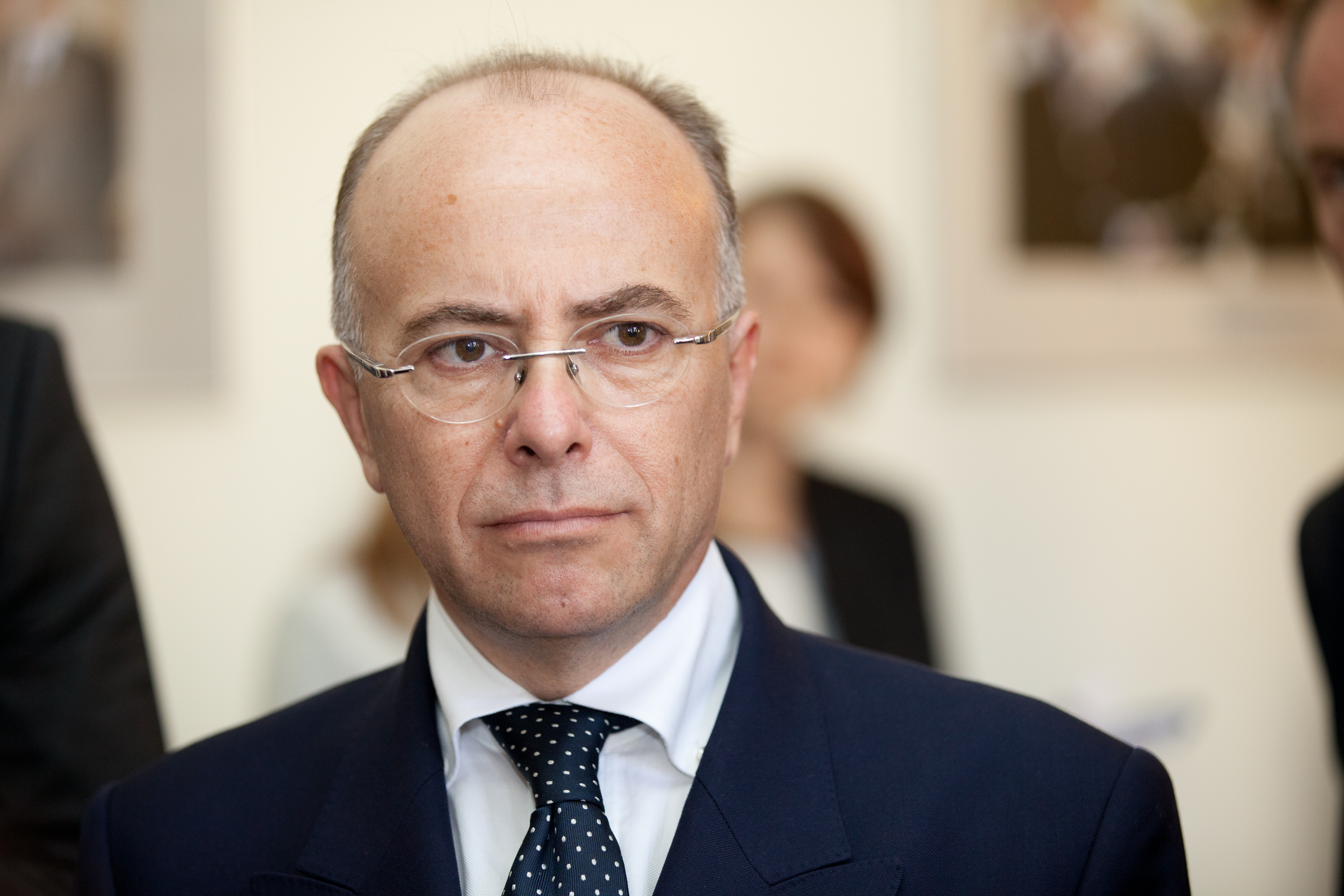 Bernard Cazeneuve succède à Manuel Valls à Matignon