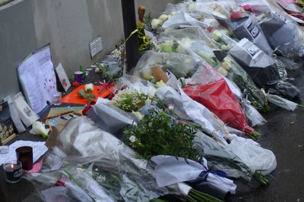 Des fleurs ont été déposées près des bureaux de Charlie Hebdo à Paris © EURACTIV.fr