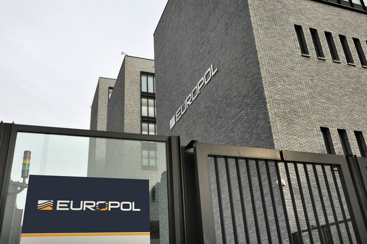 Europol lance un album Panini des fugitifs les plus recherchés