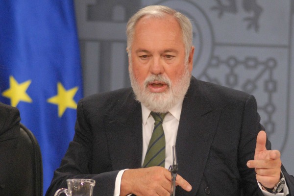 Le commissaire Cañete mis en difficulté au Parlement européen