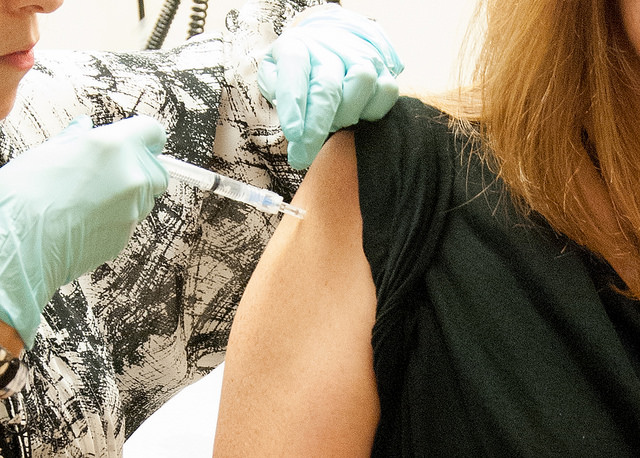 Les premiers vaccins contre Ebola envoyés en Afrique