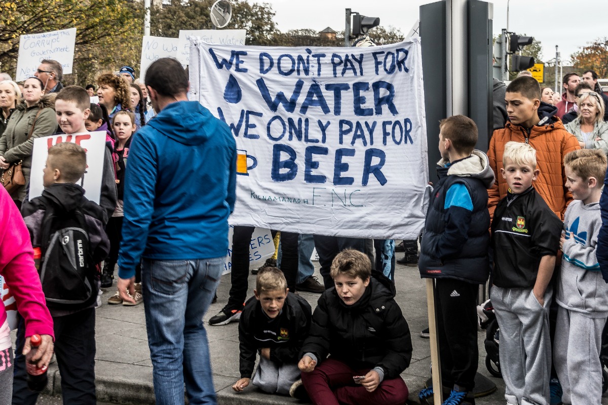 Des milliers d’Irlandais manifestent contre la facturation de l’eau