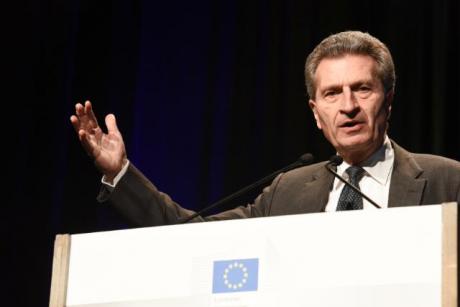 Oettinger appelle à une « européanisation » de la politique numérique
