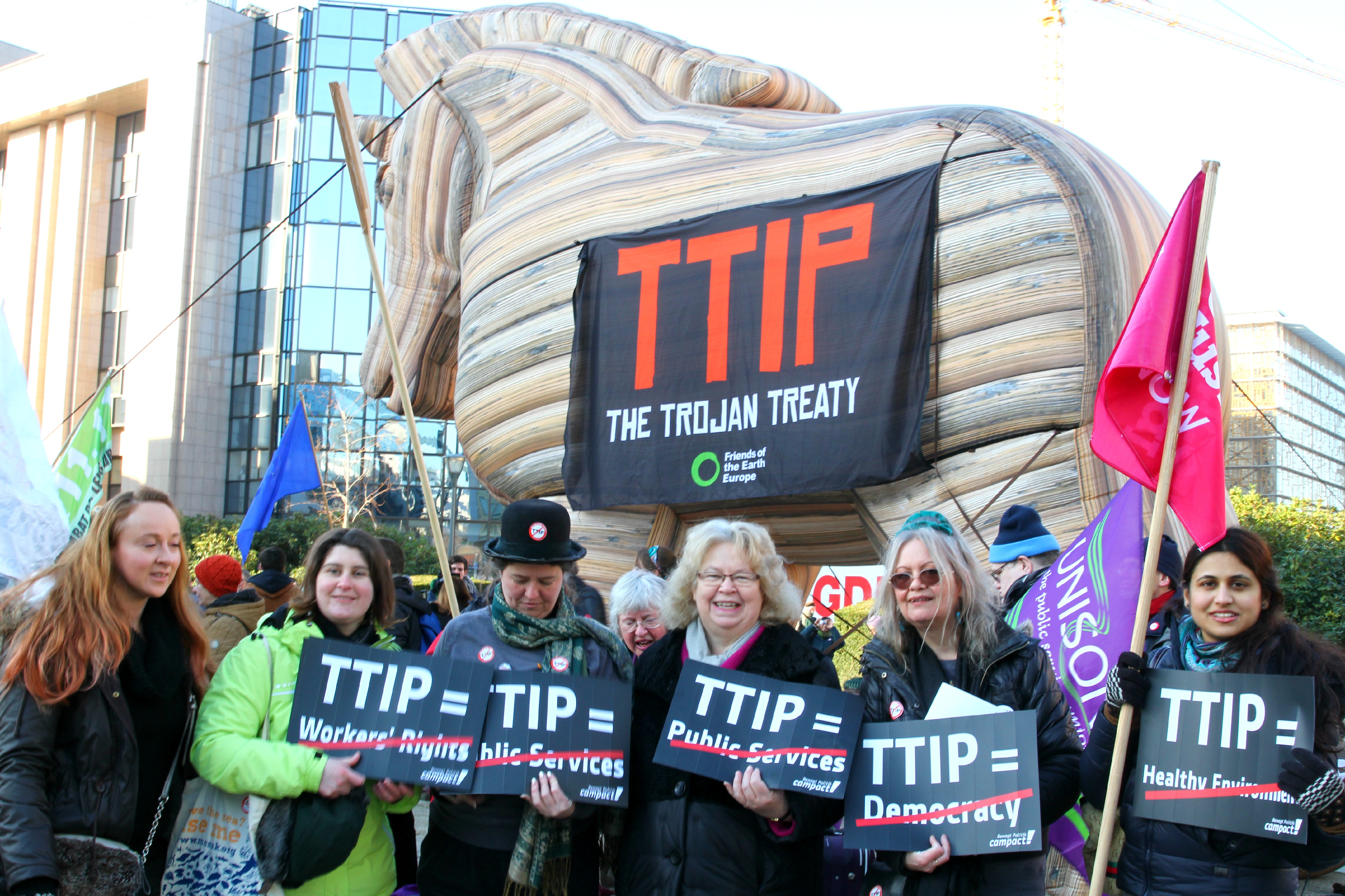 Les dirigeants européens volent au secours du TTIP