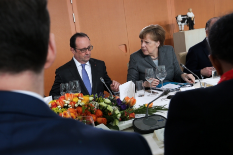 Hollande rassure Merkel au sommet de Berlin après la défaite électorale du PS 