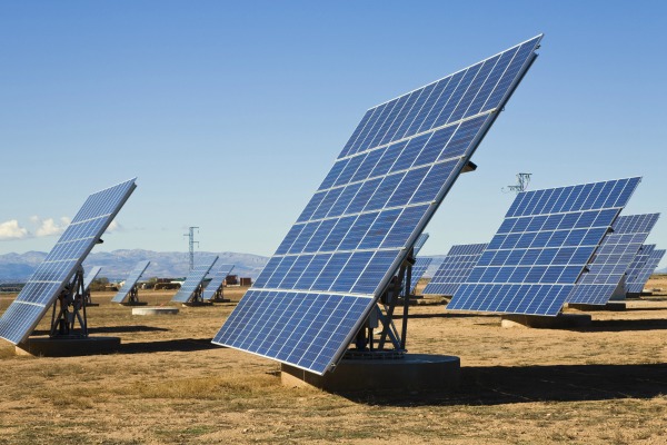 Les géants de l'énergie accusés de bloquer les renouvelables en France