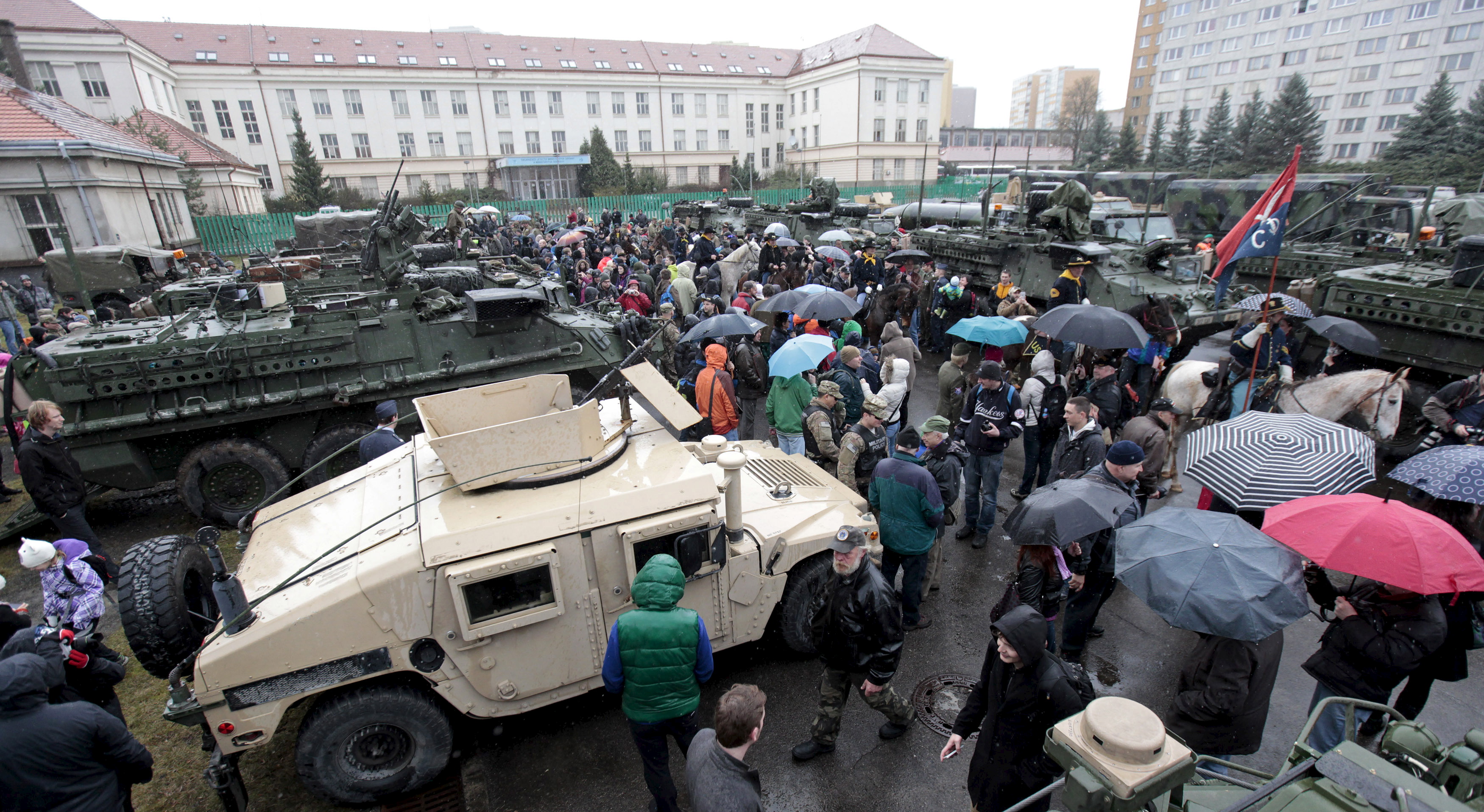 Des militaires américains accueillis à bras ouverts à Prague