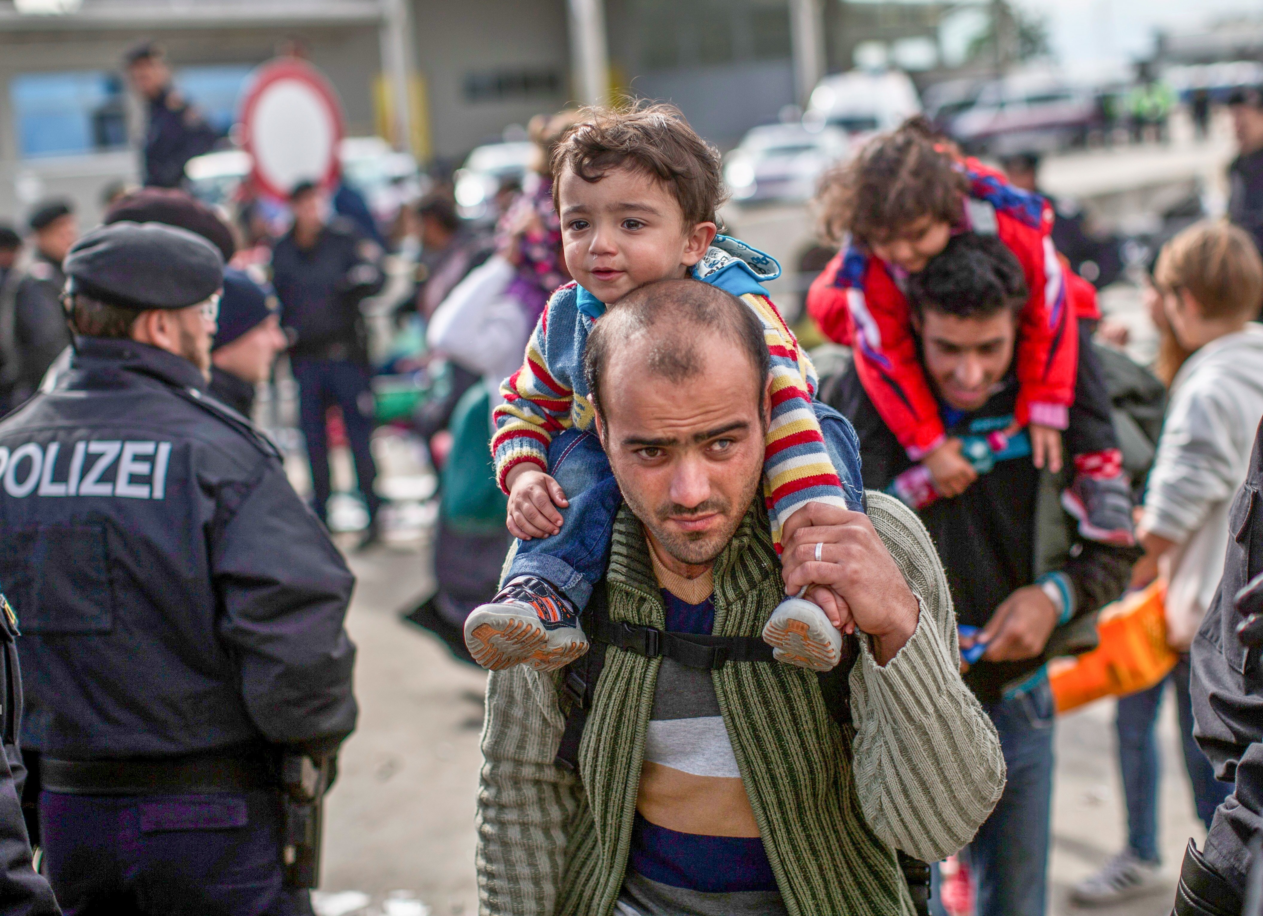Des réfugiés syriens montent à bord de transports organisés par le gouvernement autrichien.