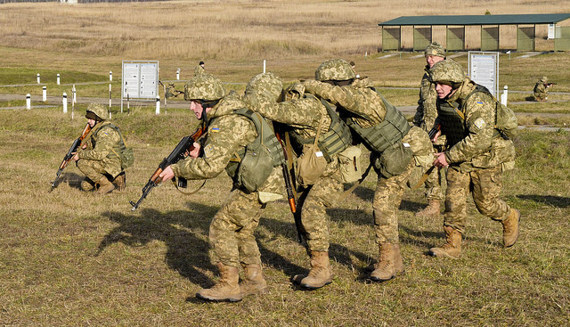 Des brèches multiples dans la trêve en Ukraine
