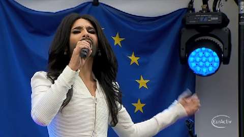 Conchita Wurst chante pour l'égalité devant le Parlement européen