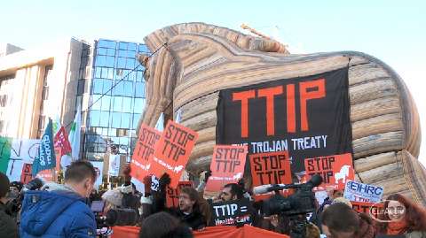 Des ONG manifestent contre le TTIP avec un cheval de Troie