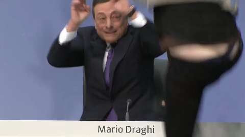 Mario Draghi attaqué à coup de confettis