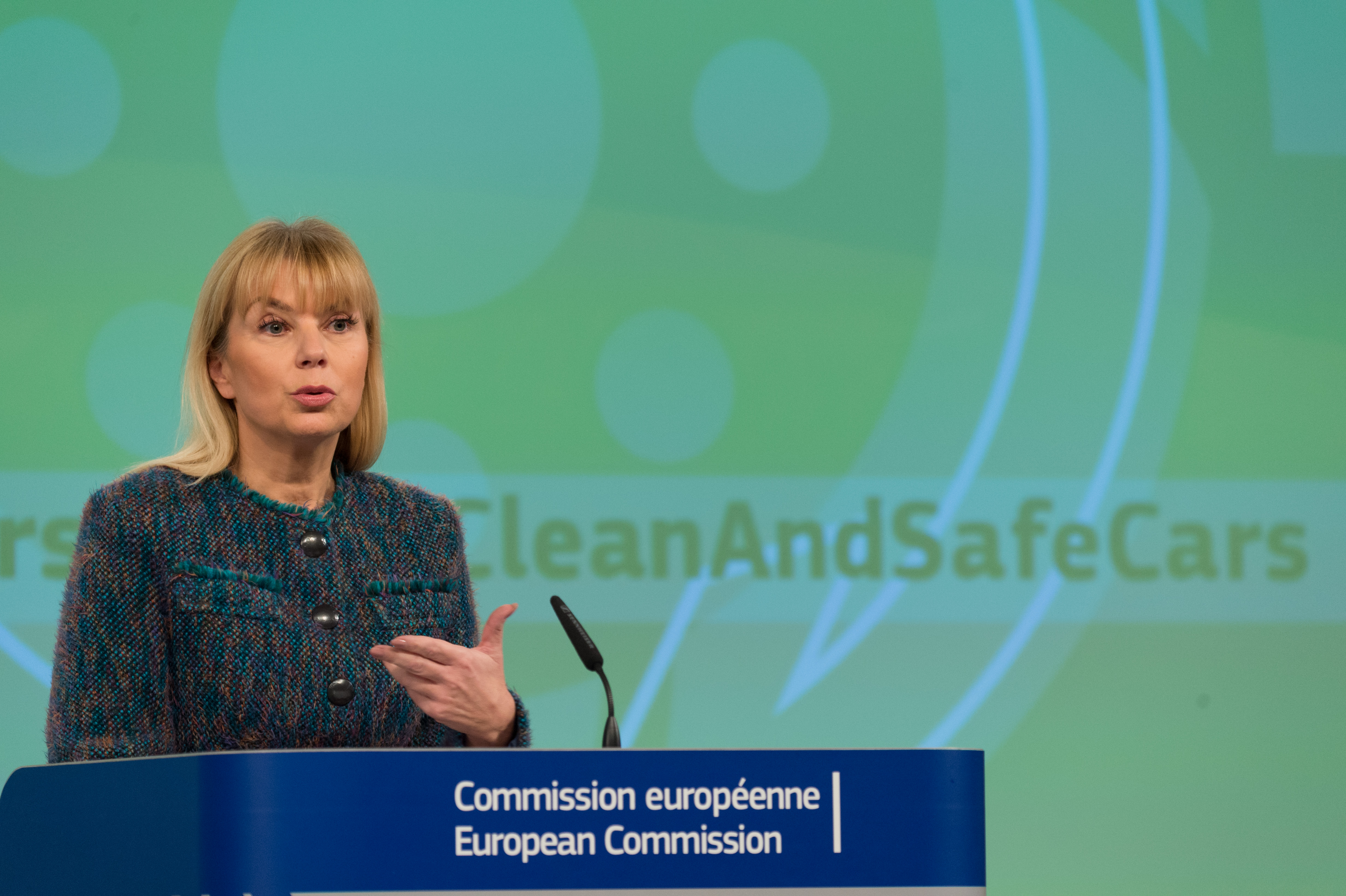 Bieńkowska dénonce l’attitude de Volkswagen après le dieselgate