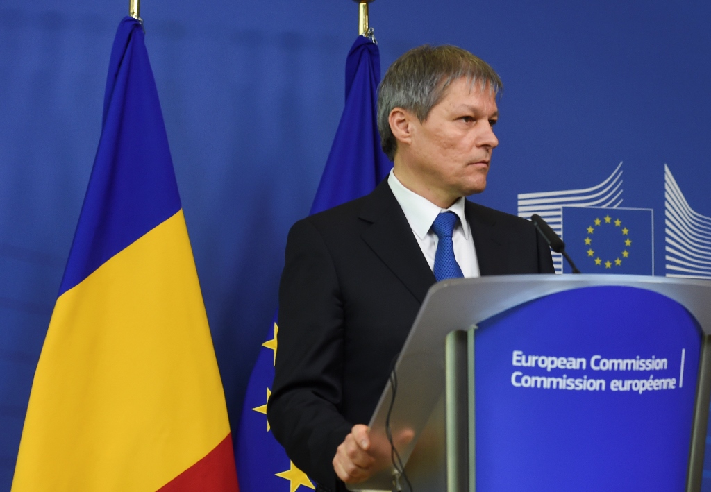 Dacian Cioloş, on the left, and Jean-Claude Juncker