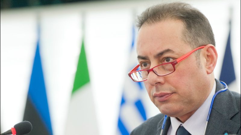 Pittella : des «requins» condamnent la Grèce à mort