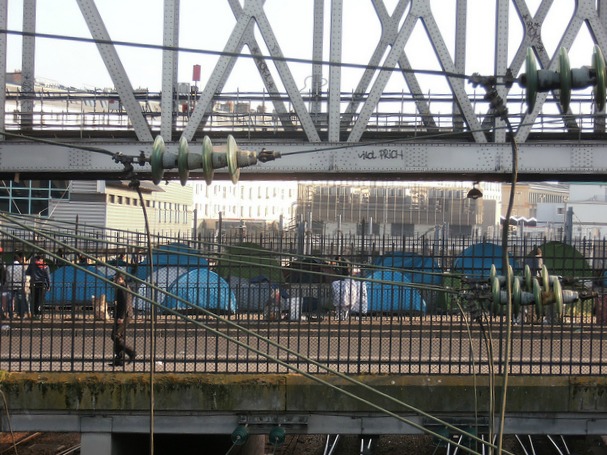 Le centre humanitaire pour migrants de Paris a ouvert ses portes