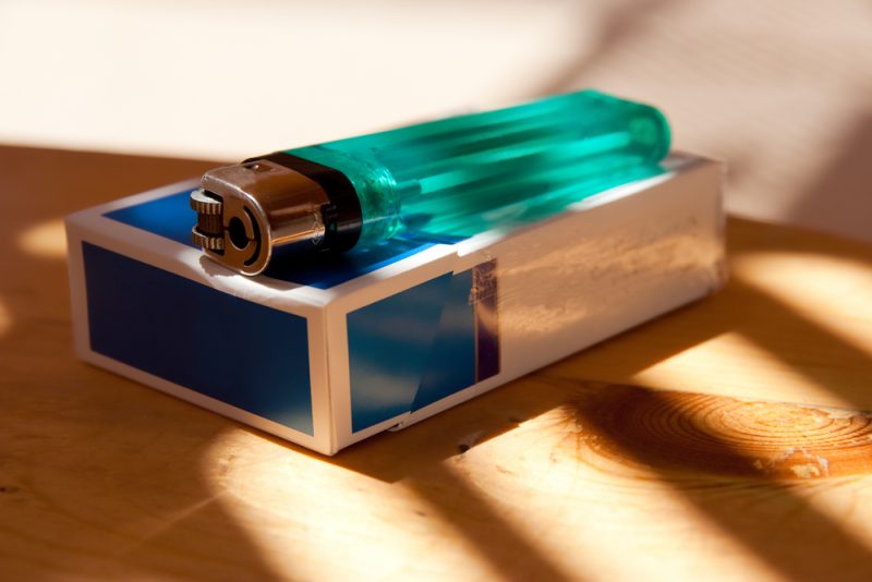 La France inaugure les premiers paquets de cigarettes neutres en Europe