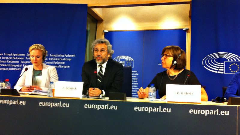 Can Dündar accuse l'UE de fermer les yeux face à la persécution des journalistes turcs