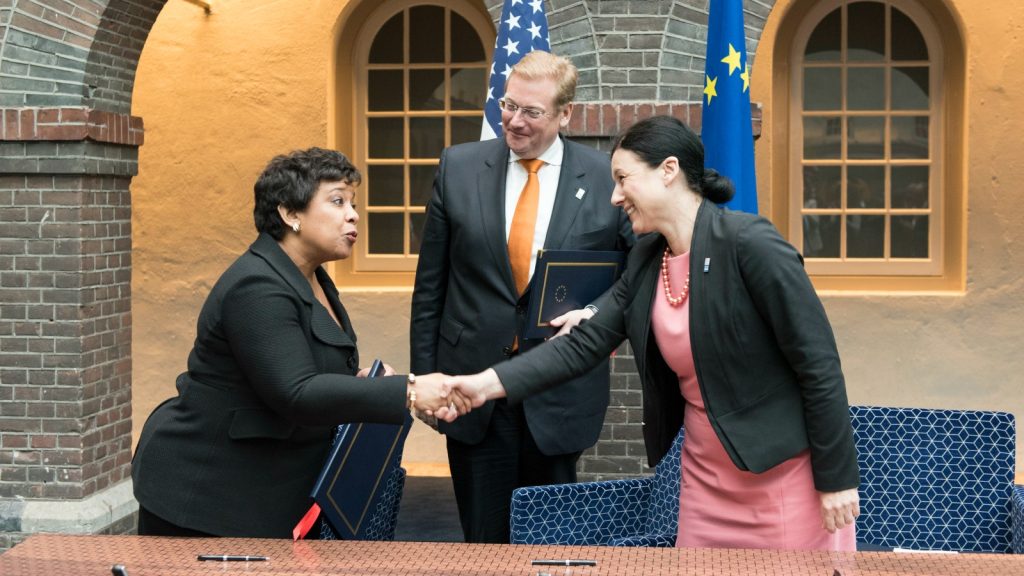 Commissioner Věra Jourová with Dutch minister Ard van der Steur and Attorney General of the United States Loretta Lynch Signing the umbrella agreement at the EU-US Justice and Home Affairs Ministerial Meeting in Maritime museum Amsterdam. 02-06-2016