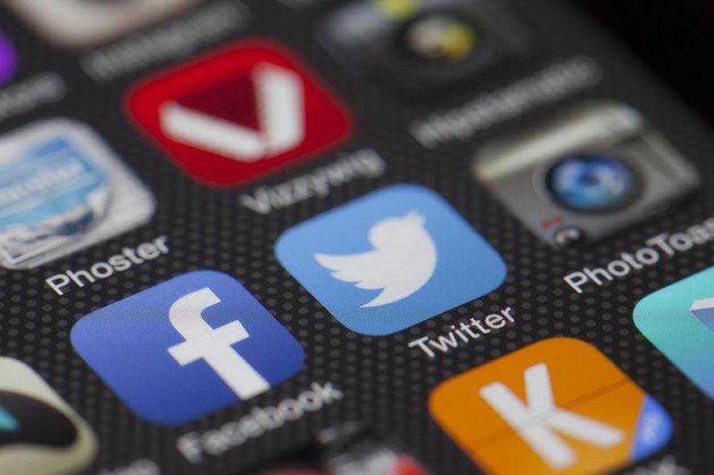 Le Parlement veut désamorcer les « fake news » par l'éducation