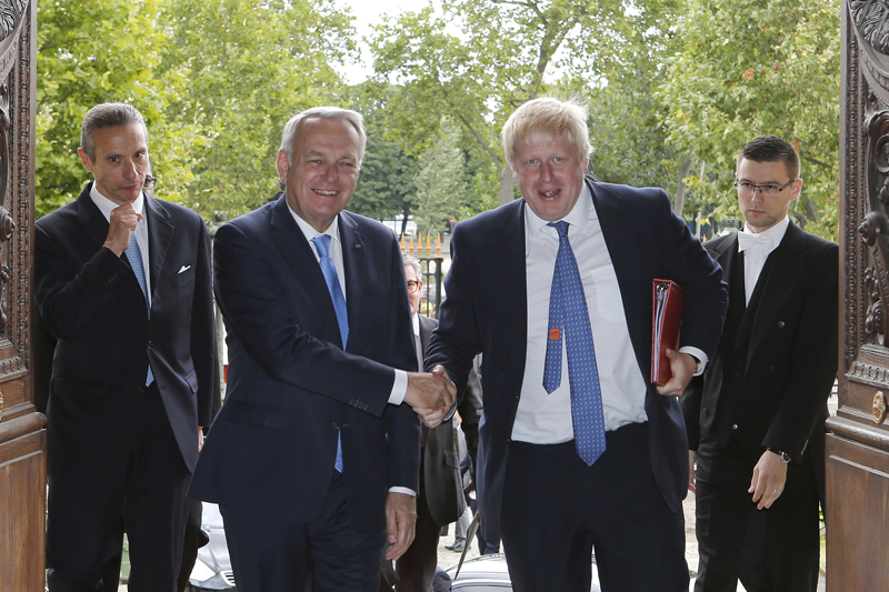 Rencontre circonspecte à Paris entre Johnson et Ayrault