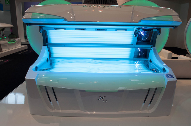 Les cabines de bronzage dans le collimateur de la Commission
