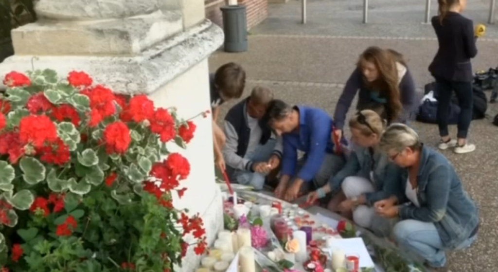 L’attaque à Saint-Etienne-du-Rouvray par des soldats de Daesh a une nouvelle fois choqué l’UE_CREDIT[Reuters_screenshot]