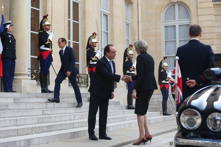 Hollande concède un peu de temps à Theresa May dans la foulée de Merkel