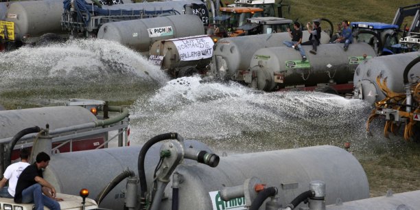 Crise du lait : pourquoi les éleveurs s'en prennent à Lactalis