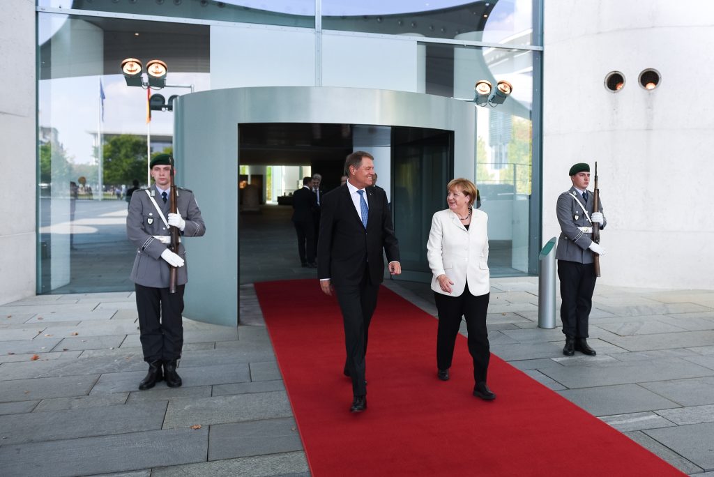 Le président Iohannis Klaus et la chancelière Angela Merkel après leur rencontre.
