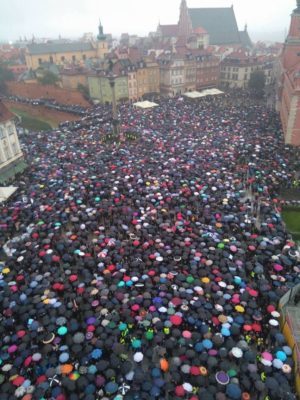 La Pologne recule sur la suppression de l'avortement après les manifestations
