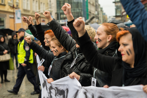 Les Polonaises manifestent pour défendre le droit à l'avortement