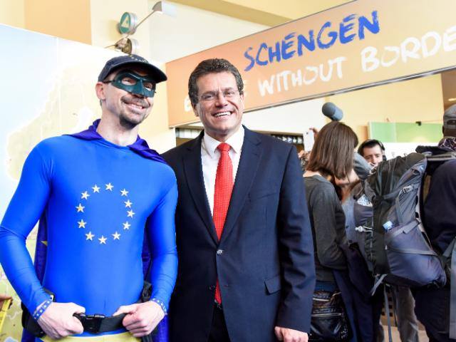 Captain Europe rend sa cape