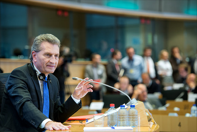 Oettinger s’excuse du bout des lèvres pour ses propos sur les Chinois