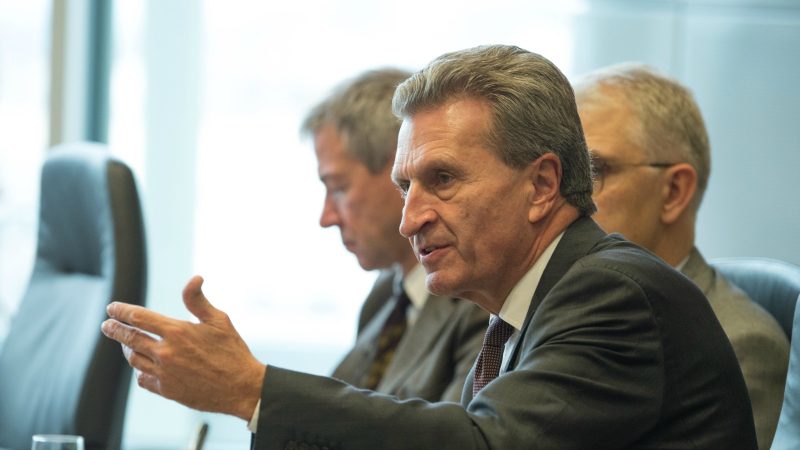 Budapest assume le déplacement controversé d’Oettinger
